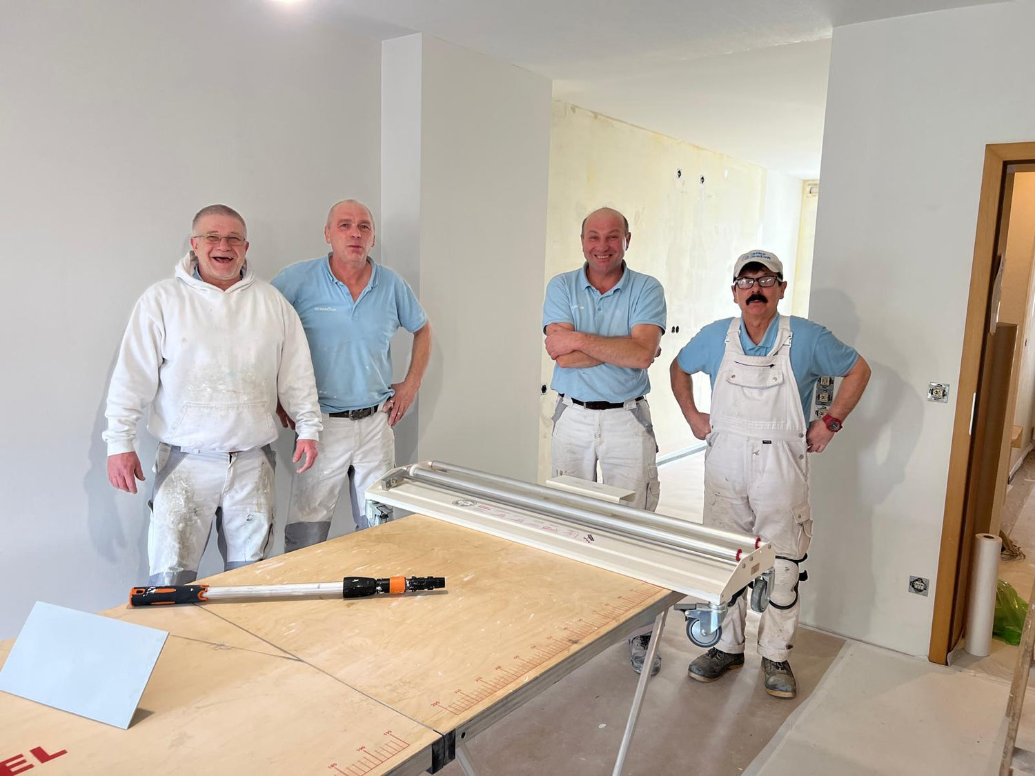 Resanova-Team bei der gewerkübergreifenden Umsetzung eines Projekts